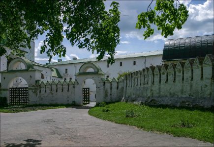 Ворота на территорию Суздальского Кремля.