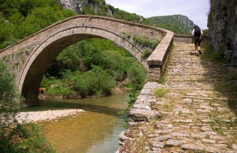 Мост Misos (19-й век) в глубине каньона.