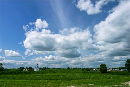 Широкие Суздальские просторы раскинулись под фотогеничными облаками.
