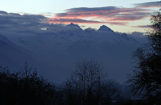 Горы вокруг долины на закате.