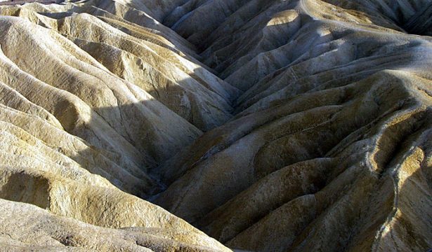 Zabriskie point. Волны, застывшие в камне.