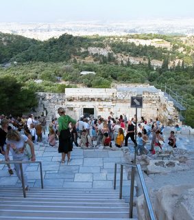 Толпы туристов ранним утром в Акрополе.