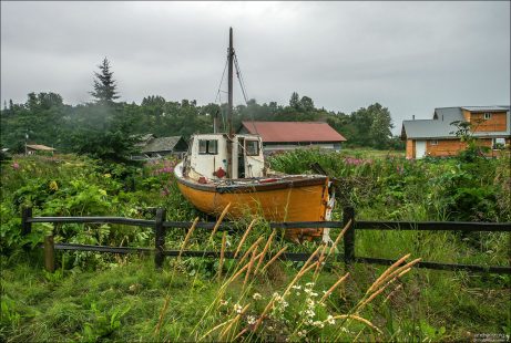Рыбацкое судно в огороде. Деревня Нинильчик.