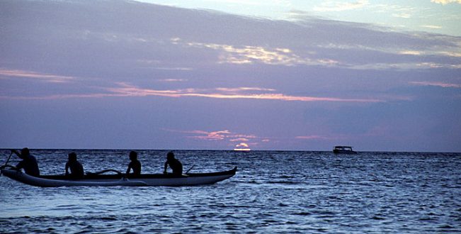 Гонщики на каное после состязания.