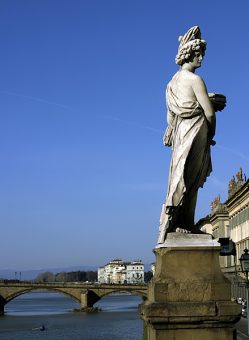 Статуя на мосту Santa Trinita. Набережная Arno. Флоренция.