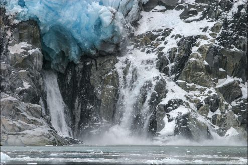 Ледниковый обвал. А чайкам в нижней части снимка, похоже, всё равно.