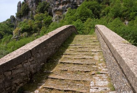 Ступеньки моста Misos из сланца (флиша).