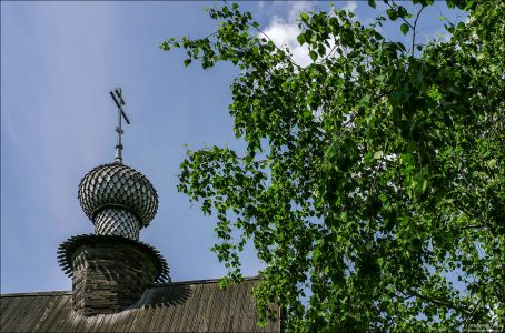 Деревянный, резной купол Никольской церкви. Все орнаменты выполнены с помощью топора. Суздаль.