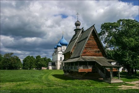 Никольская церковь - первая постройка из Музея деревянного зодчества в Суздале.