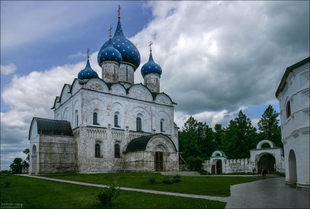 Рождественский собор (13 - 16 века) в Суздальском Кремле. На реставрации.