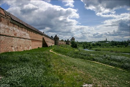 Западная стена Спасо-Ефимиевого монастыря (действующего). Периметр - полтора километра. Суздаль.