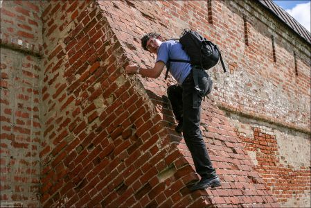 Илья пытается забраться на стены монастыря. Суздаль.