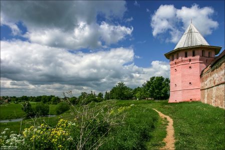 Тропинка между речкой Каменкой и стеной Спасо-Ефимиевого монастыря. Суздаль.