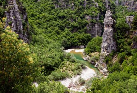 Сланцевый каньон перед поселением Kipi.