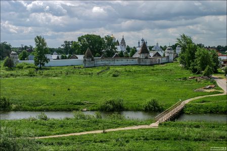Мост через речку Каменку и Покровский женский монастырь на том берегу. Суздаль.