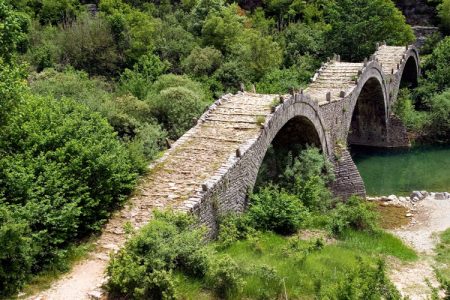 Красивый мост Kalogeriko с тройным пролетом. Vikos-Aoos National Park.