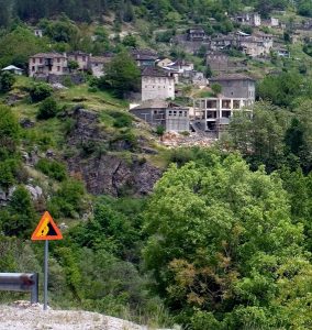 На подъезде к деревне Aristi.