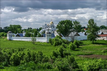 Тихий женский монастырь... За рекой Каменкой в Суздале тихо стоит белокаменный Покровский монастырь. Вокруг - пасторальные поля, тропинки, березки...