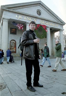 Перед входом на Quincy Market, популярный торговый комплекс, названный в честь его основателя.