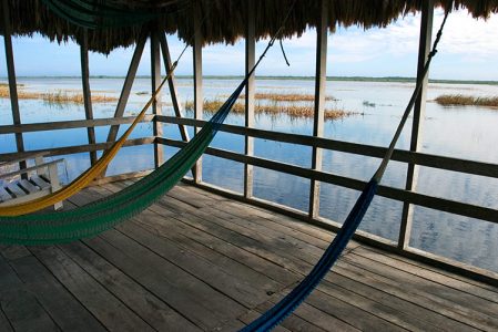 Три гамака над лагуной. Заповедник Crooked Tree.