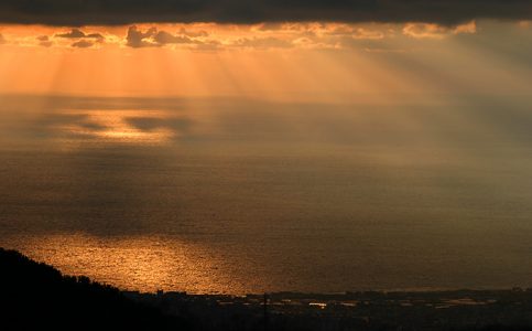 Лучи заката над Неаполитанским заливом.