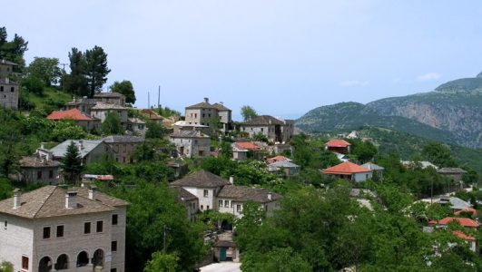 Деревня Aristi и дома из сланца.