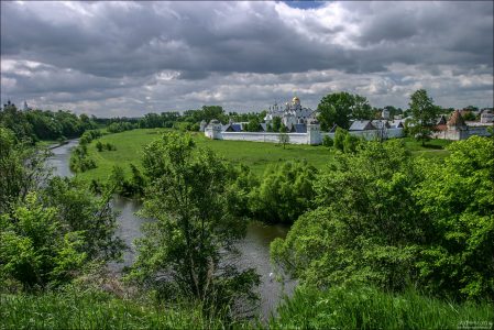 Изгиб реки Каменки и Покровский женский монастырь на том берегу. Суздаль.