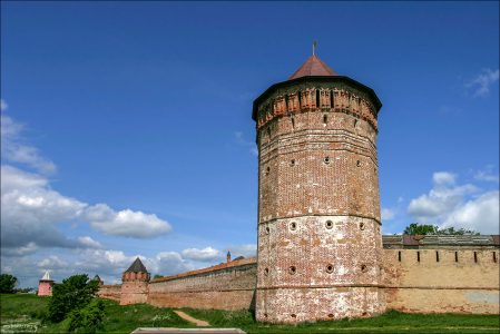 Угловая граненая башня в стене Спасо-Ефимиевого монастыря. Суздаль.