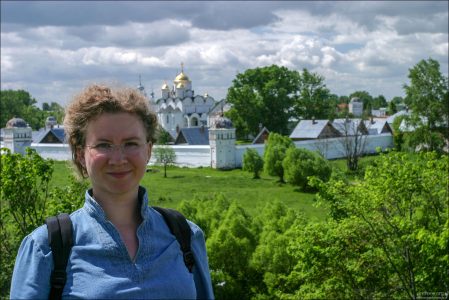 На фоне Покровского монастыря. Суздаль.