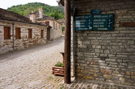 Указатели к тропам в Megalo Papingo.