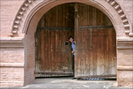 В воротах Проездной башни Спасо-Ефимиевого монастыря. Суздаль.