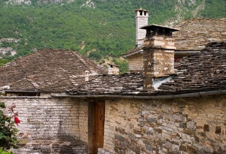 Дома в Megalo Papingo, целиком сложенные из сланца (флиша).