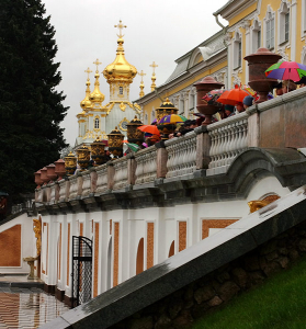 Группа школьников на террасе Большого дворца. Петродворец.