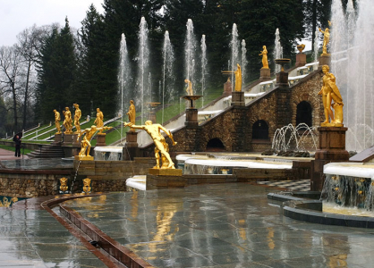 Скульптуры гладиаторов перед Большим гротом.