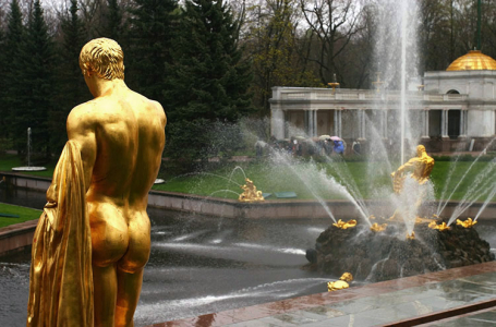 Позолоченые скульптуры снаружи грота. Петродворец.