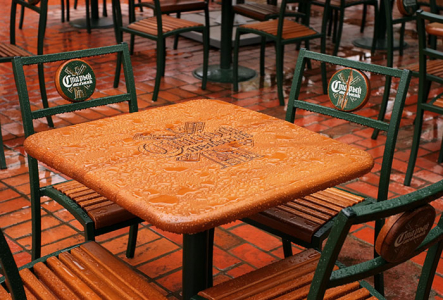 Столик в кафе "Старый мельник" внутри парка фонтанов.