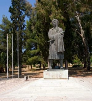 Статуя Лорда Байрона в Мессолонгах.