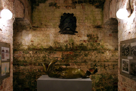 Рыба Нептуна на реставрации в Большом гроте.