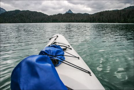 Нос каяка и мешки для фотооборудования.