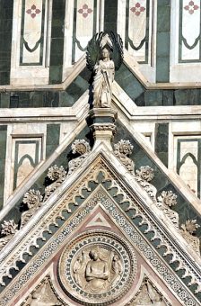 Мраморный фасад Флорентийского Duomo в нео-готическом стиле. Флоренция.