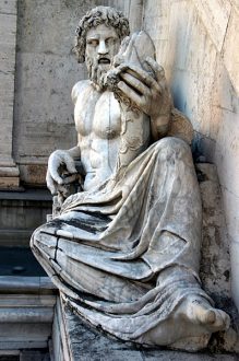 Мраморная фигура у подножия дворца Palazzo Senatorio.