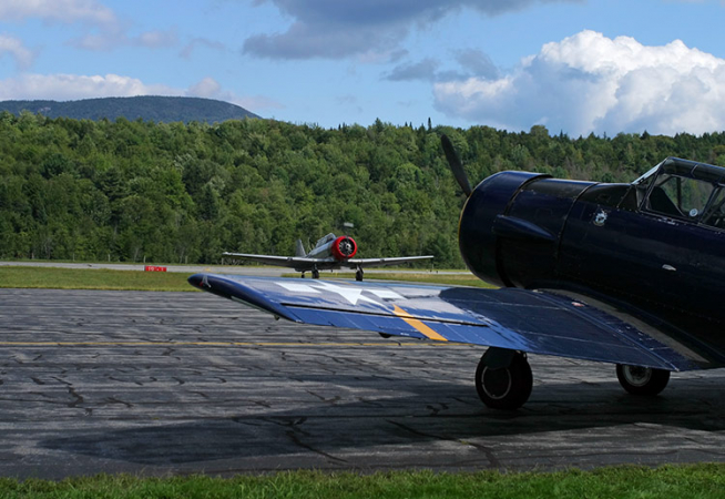 Красный и синий ждут взлета.