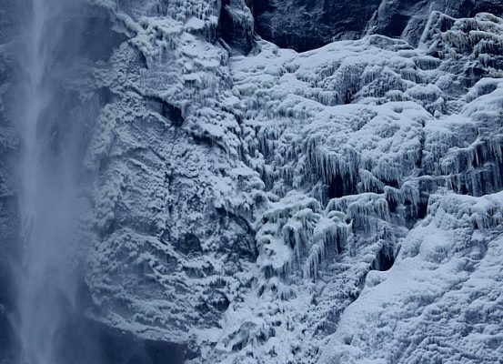 Ледяное покрытие на скале вокруг водопада "Bridalveil fall".