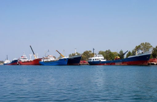 Суда веселенькой раскраски в порту Мессолонги.