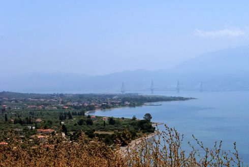 Мост Rio-Antirio в туманной дымке, перекинутый через Коринфский залив.