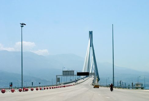 Въезд на мост Рио-Антирио.