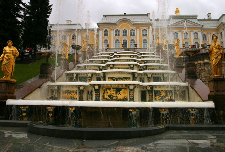 Семиступенчатые водопадные лестницы перед гротами, украшенные скульптурой.