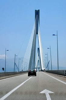 Движение на платном мосту Рио-Антирио.