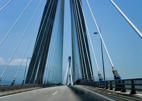 Кабельная система моста Рио-Антирио позволяет устоять ему во время сейсмической активности.