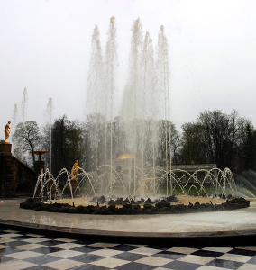 Фонтан "Корзинка" перед Большим гротом.